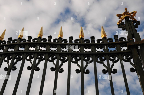 Pagar besi berlapis emas untuk kesan mewah